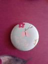 Badge papillon rose et fleur blanche sur fond bleu