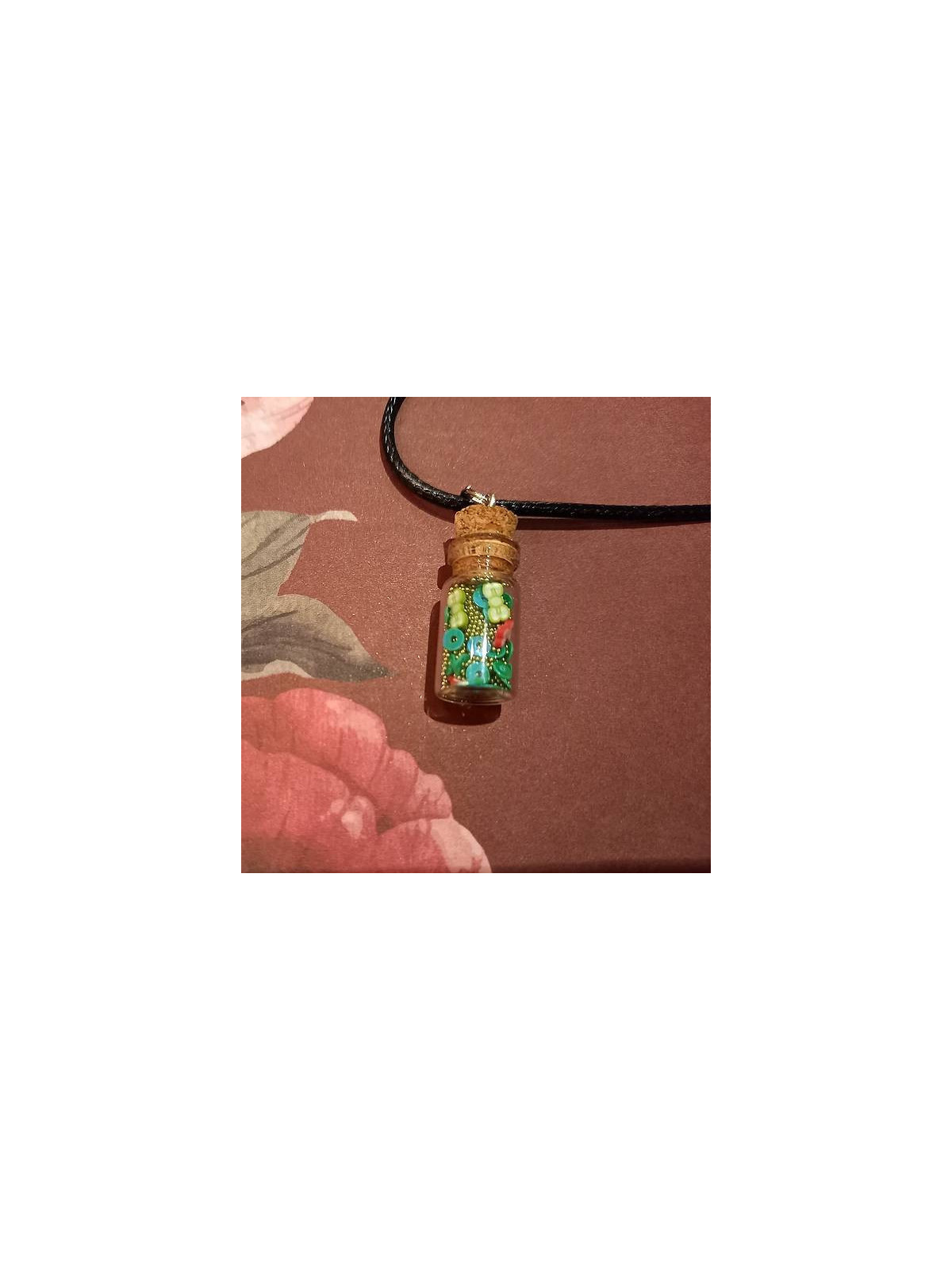 Collier fiole microbilles vertes et noeuds