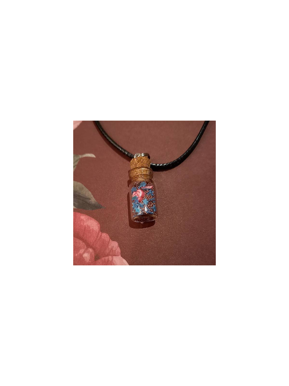 Collier fiole microbilles roses et étoiles bleues