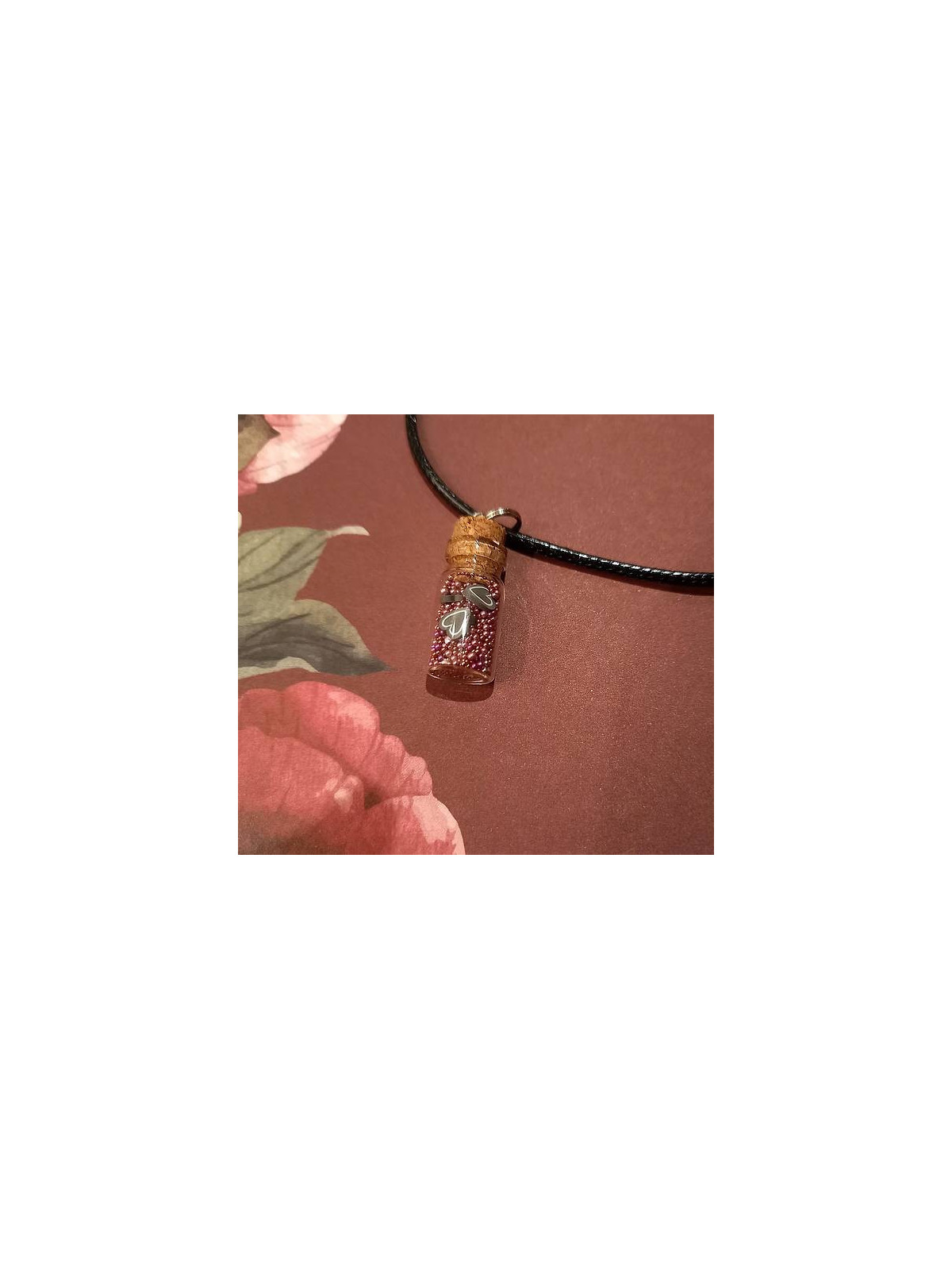 Collier fiole microbilles roses et cœurs noirs