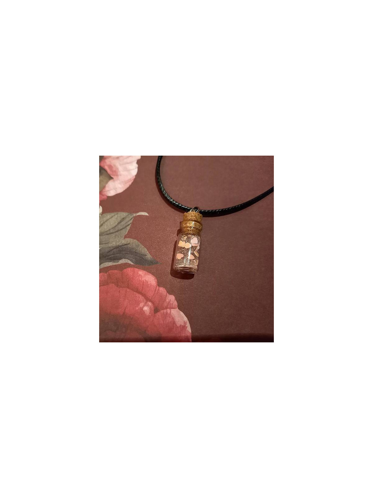 Collier fiole microbilles blanches et coeurs roses