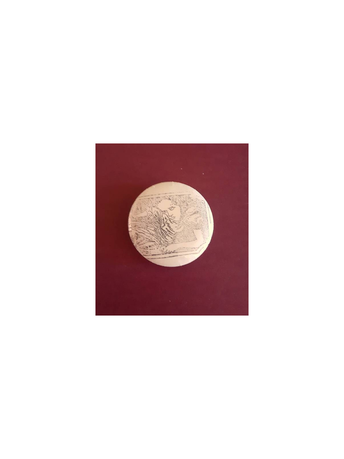 Badge artisanal Alice beige : Alice couchée