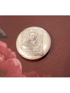 Badge artisanal Alice beige : timbre Lewis Carroll