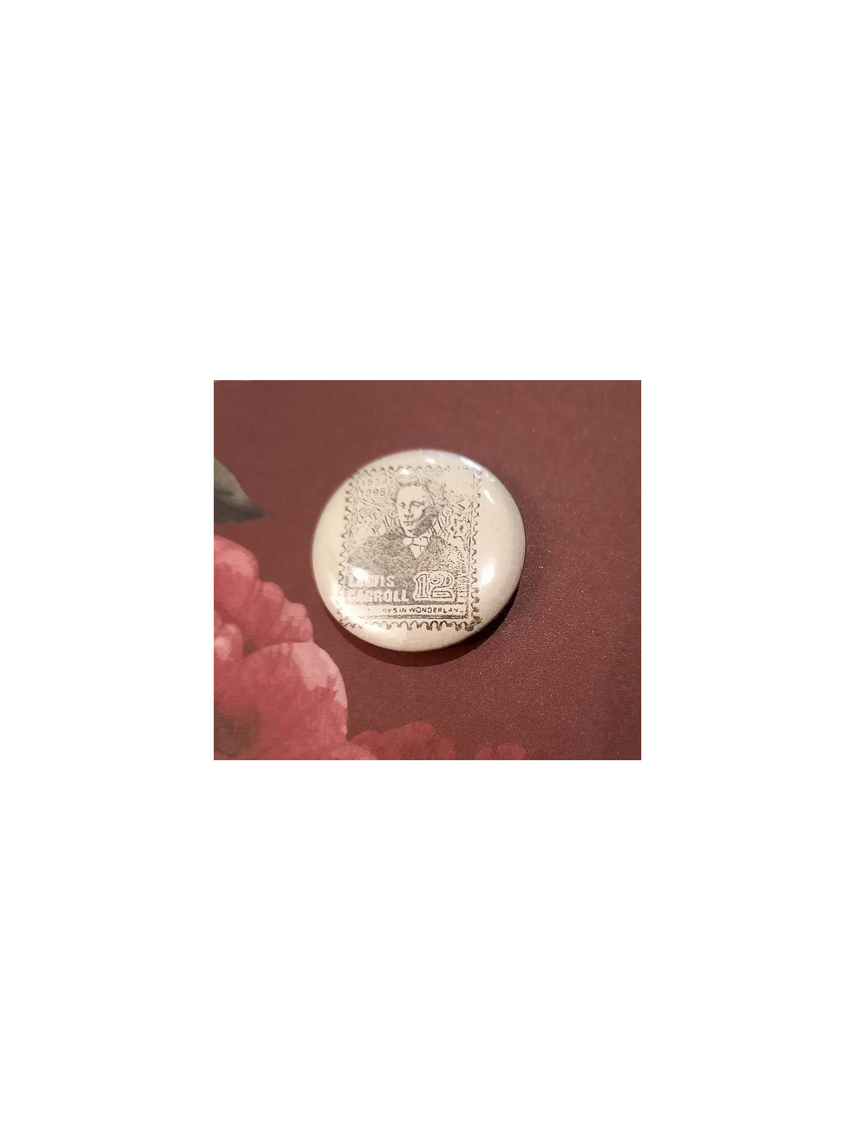 Badge artisanal Alice beige : timbre Lewis Carroll