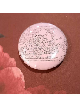 Badge artisanal Alice violet : Alice couchée