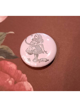 Badge artisanal Alice violet : Alice et flamant