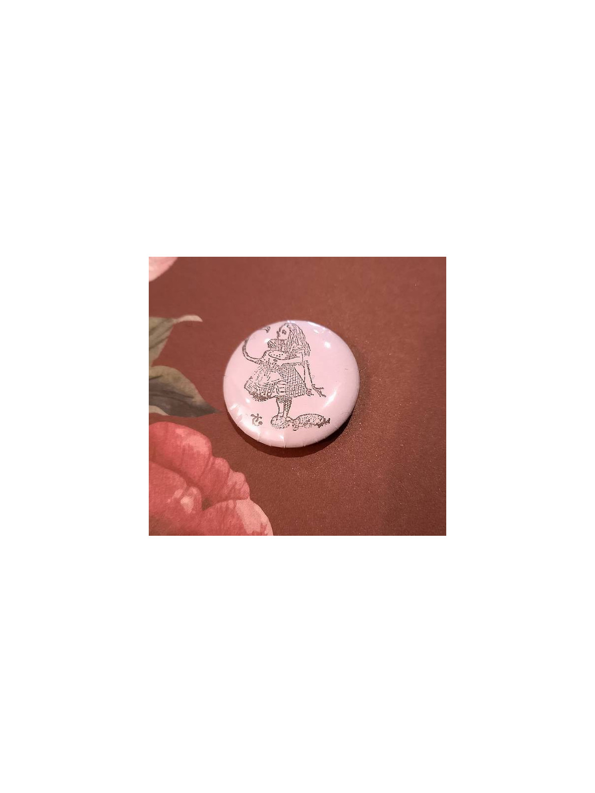 Badge artisanal Alice violet : Alice et flamant
