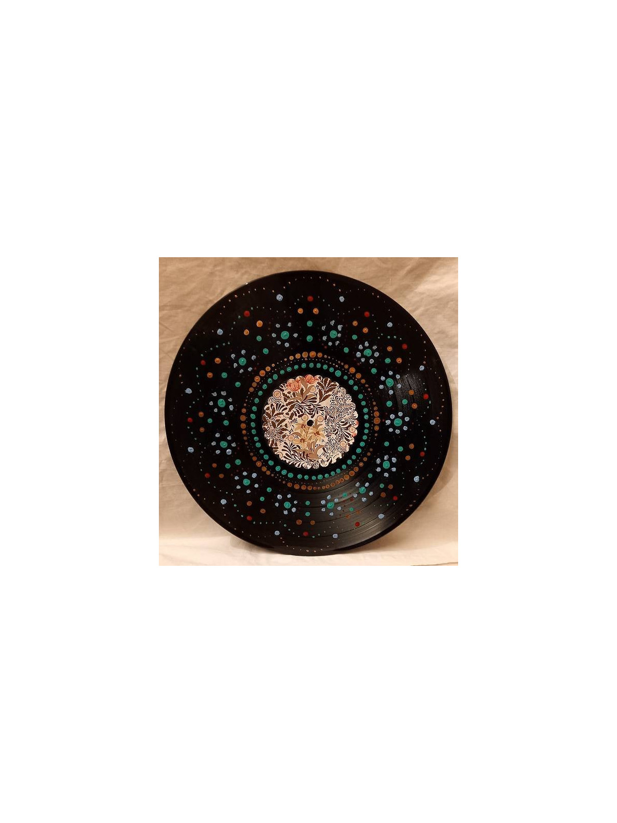 Vinyle 30cm décoré pointillés verts et bleus et centre marron à fleurs rouges