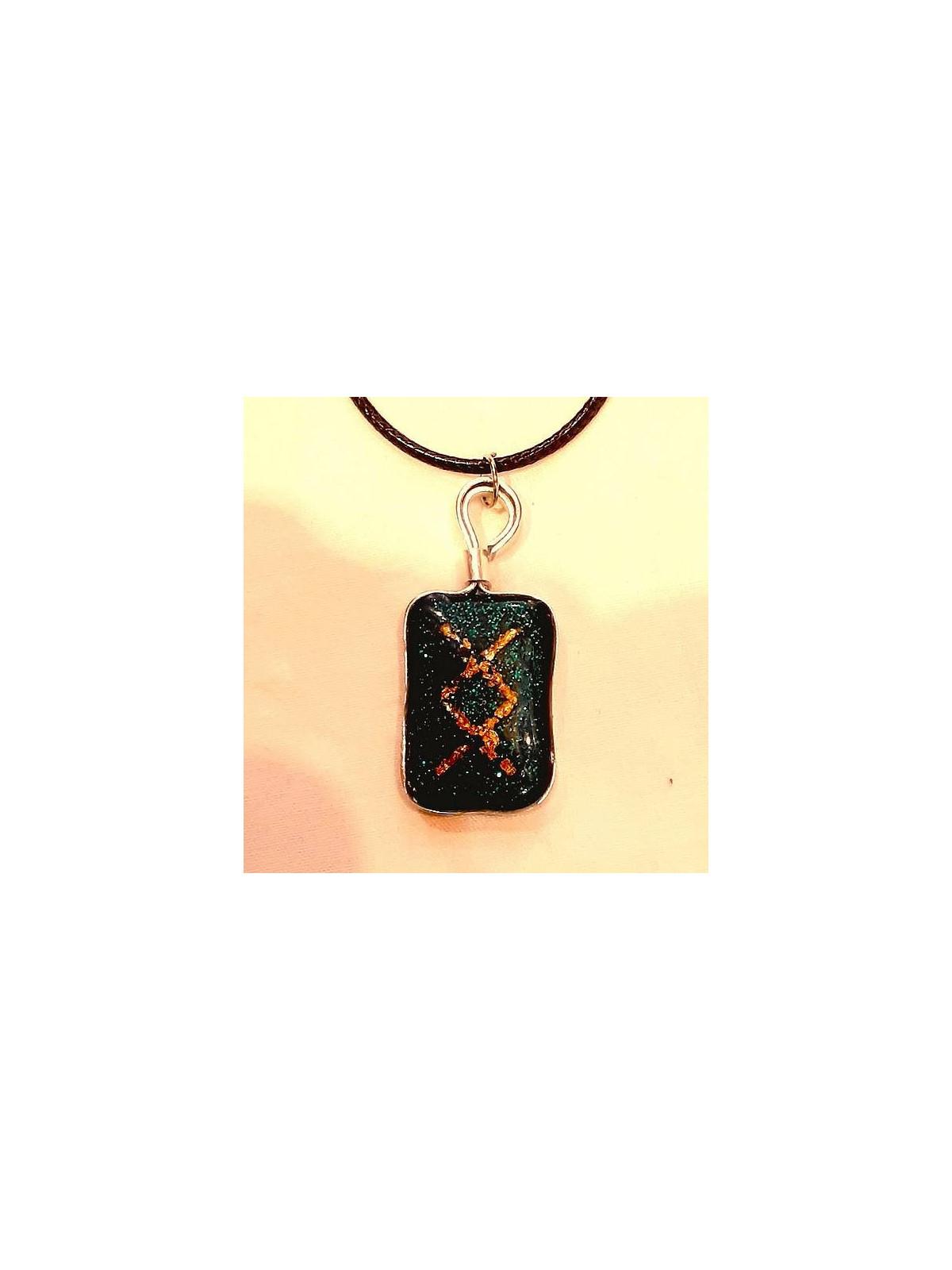 Collier en résine rune Ingwaz