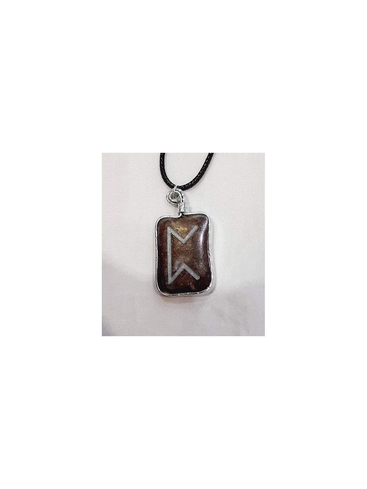 Collier en résine rune Perthro