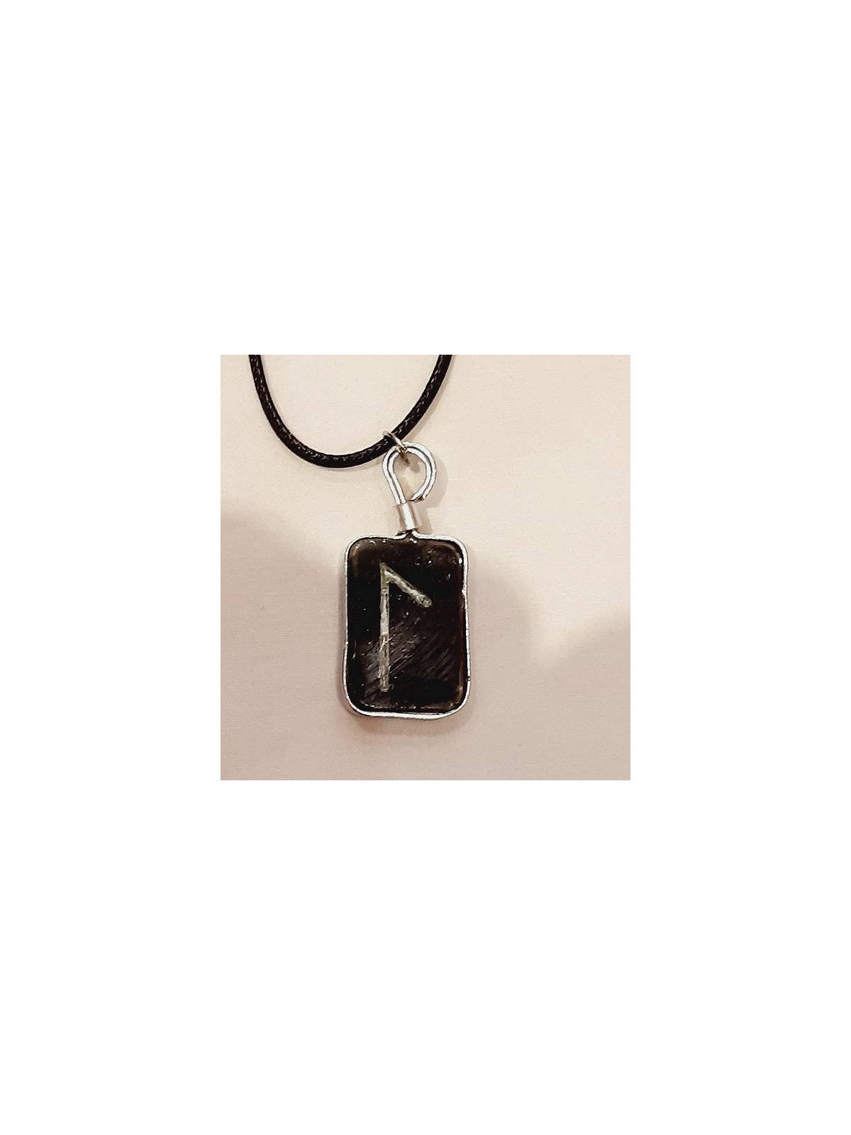 Collier en résine rune Laguz