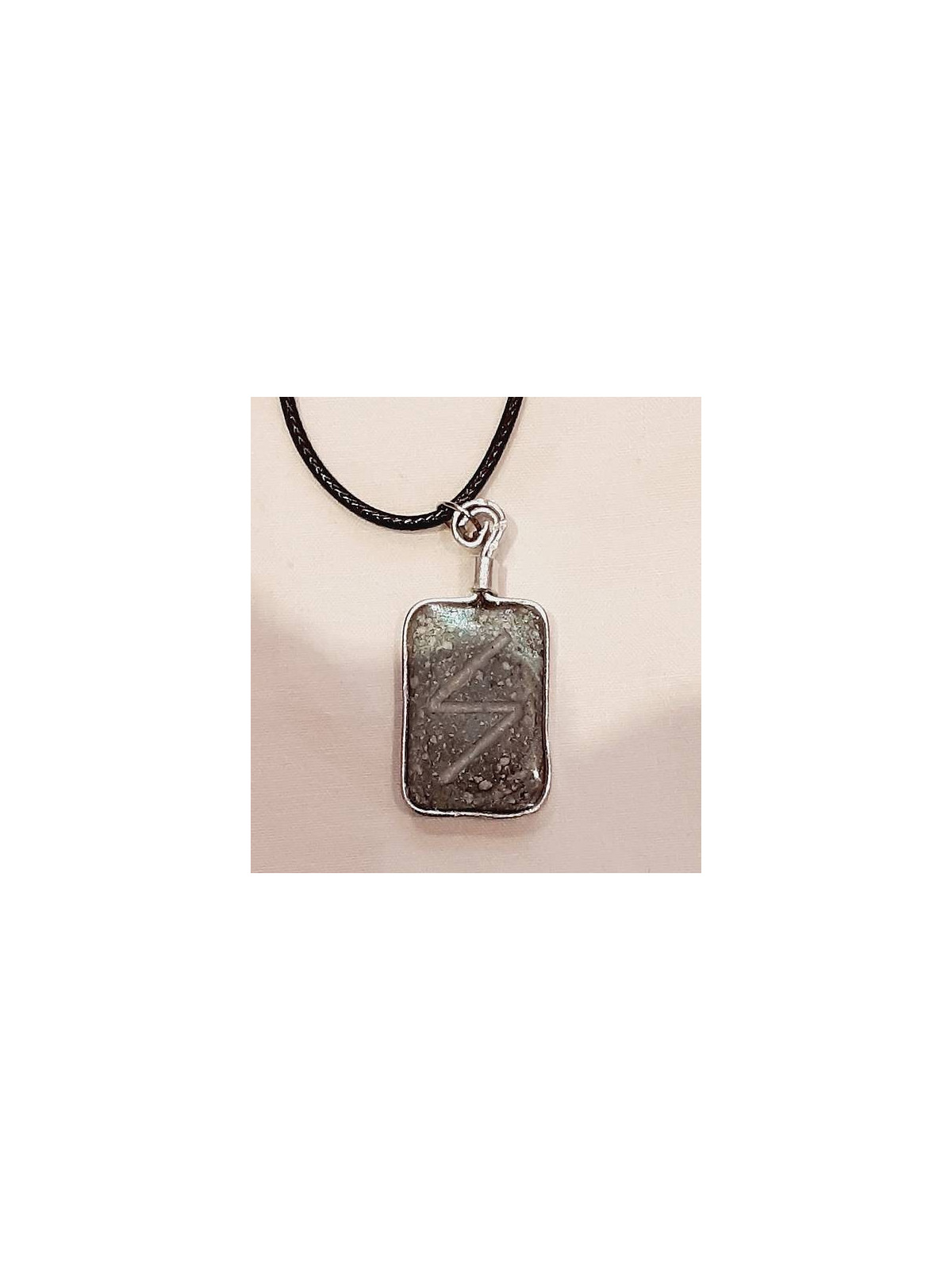 Collier en résine rune Sowilo