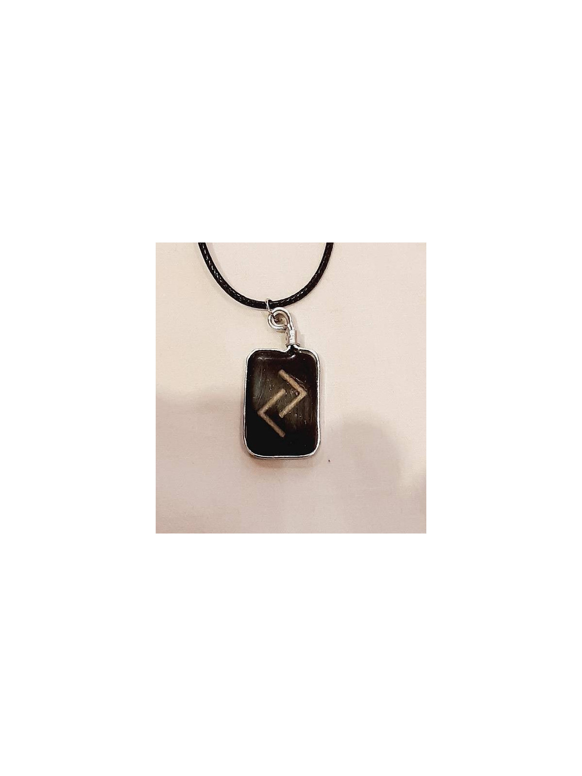 Collier en résine rune Jera