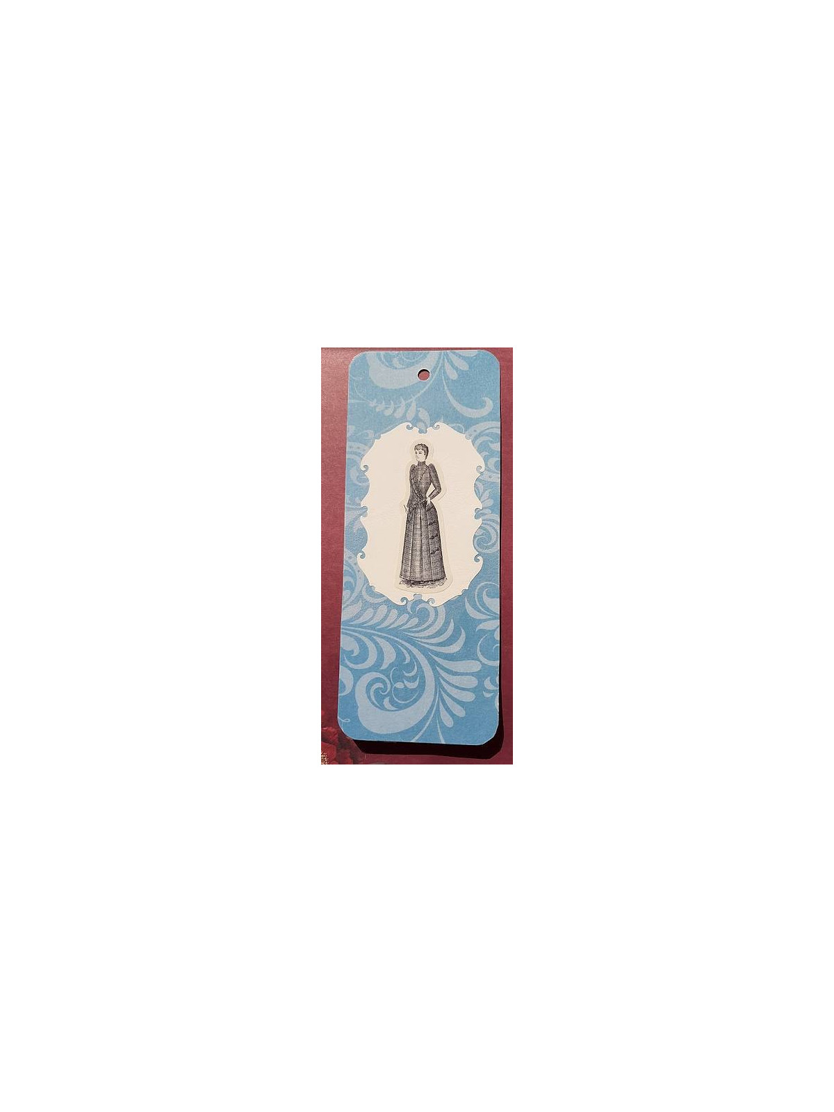 Grand marque-page femme sur fond bleu arabesques