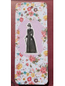 Grand marque-page femme sur fond fleuri