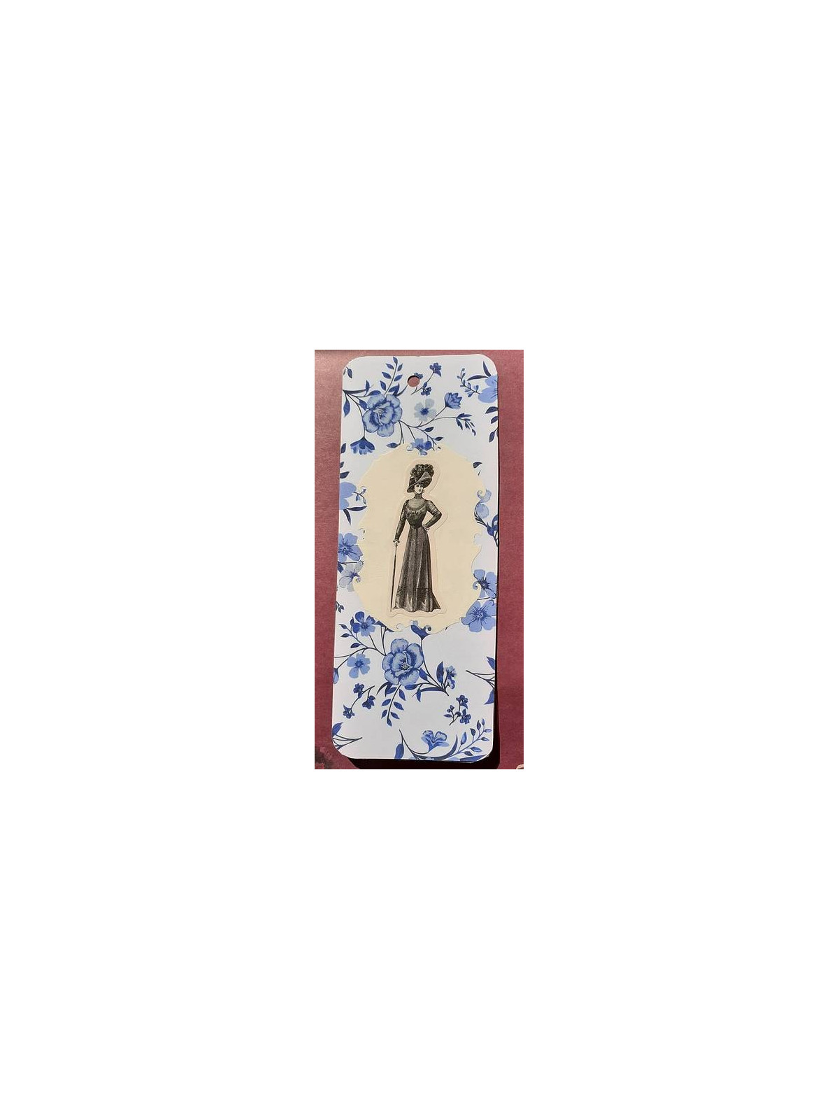 Grand marque-page femme sur fond de fleurs bleues