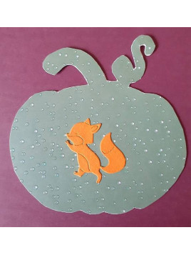 Carte en forme de citrouille avec découpe renard orange