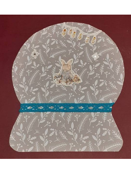 Carte Noël forme boule à neige avec lapin et guirlandes
