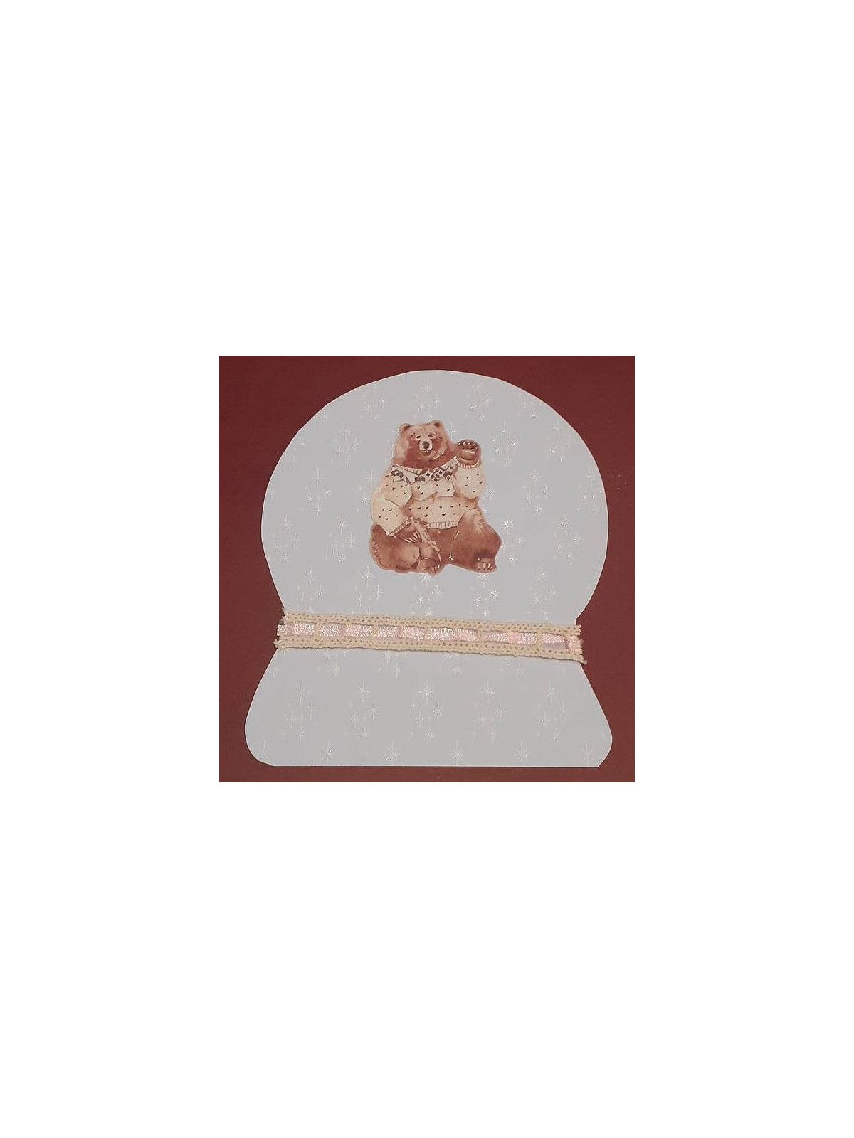 Carte Noël forme boule à neige avec ours en pull