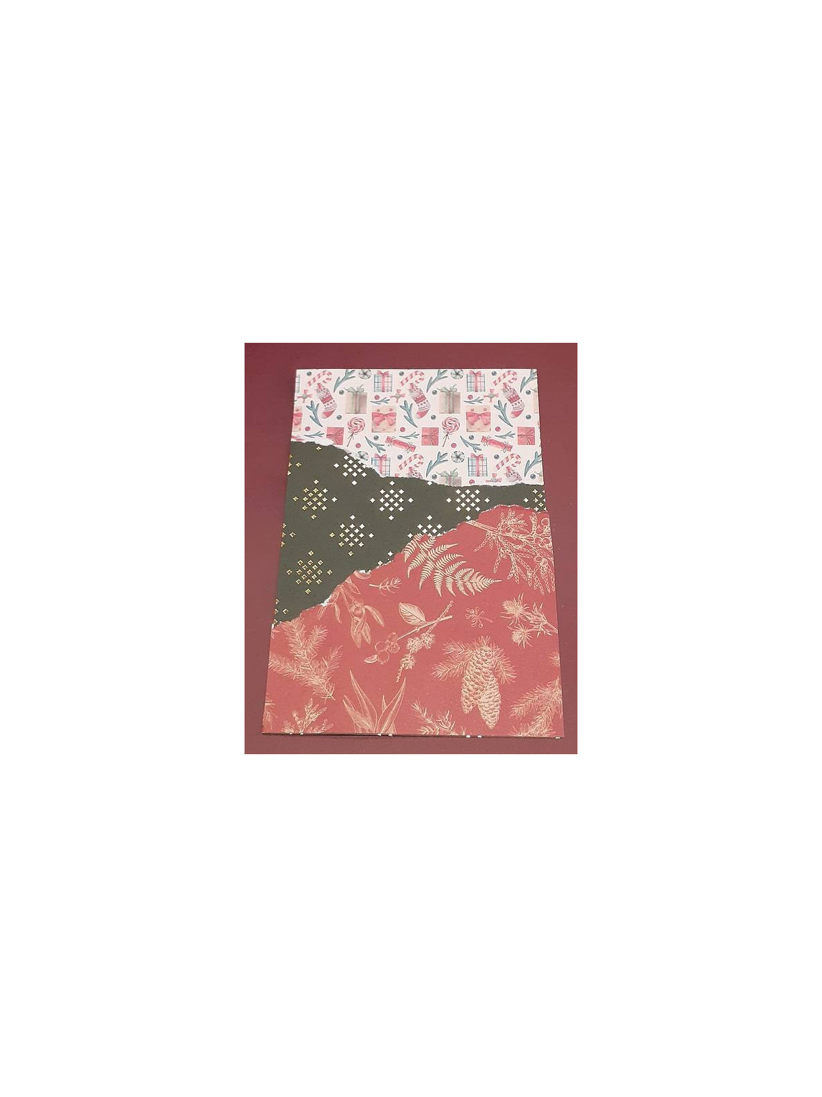 Carte Noël papiers déchirés chaussettes et cadeaux