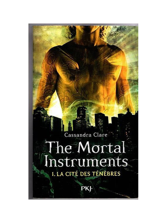 Le livre La cité des ténèbres de la saga Mortal instruments de Cassandra Clare est disponible en occasion à Ciel rouge
