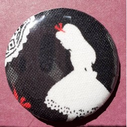 Le badge en tissu, création artisanale sur l'univers de Lewis Carroll est disponible à Ciel rouge