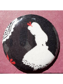 Le badge en tissu, création artisanale sur l'univers de Lewis Carroll est disponible à Ciel rouge