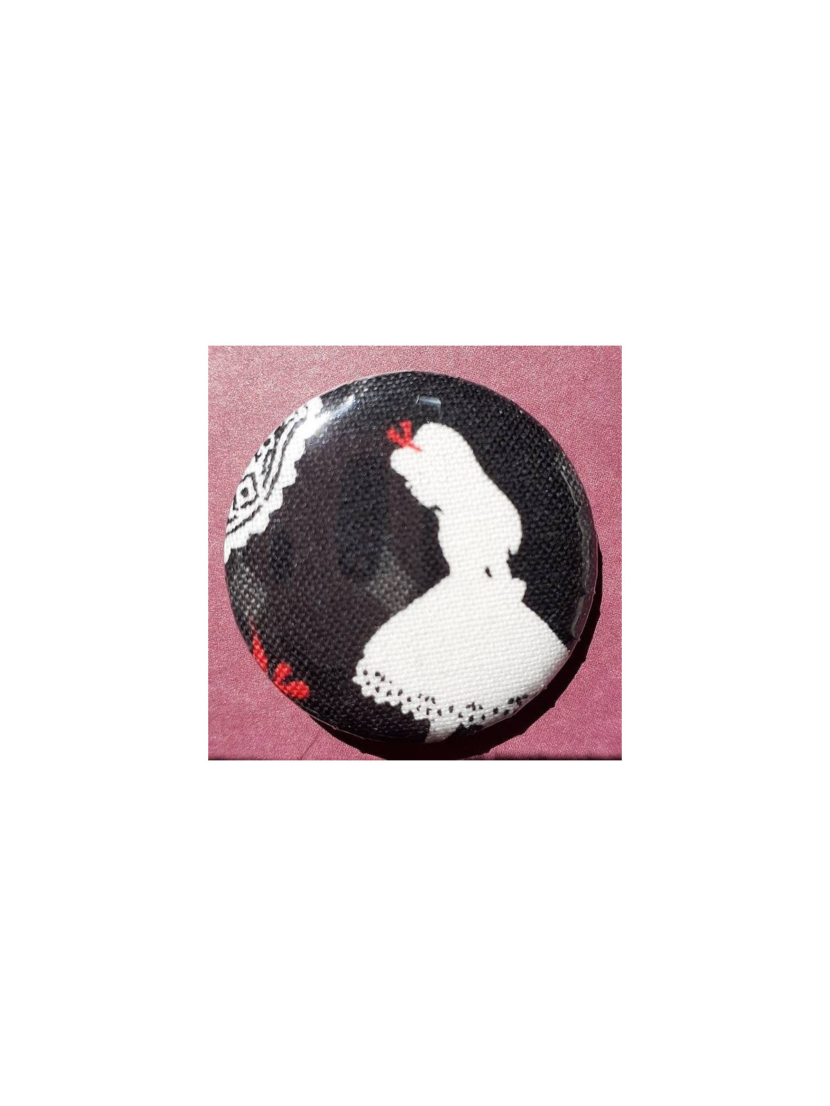 Le badge en tissu, création artisanale sur l'univers de Lewis Carroll est disponible à Ciel rouge