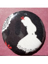 Le badge en tissu, création artisanale sur l'univers de Lewis Carroll est disponible à Ciel rouge