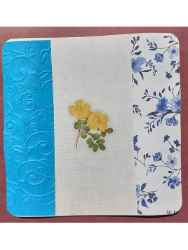 La carte faite main avec fleurs et embossing feuillage est disponible à Ciel rouge