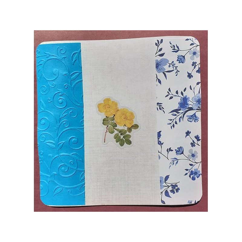 La carte faite main avec fleurs et embossing feuillage est disponible à Ciel rouge