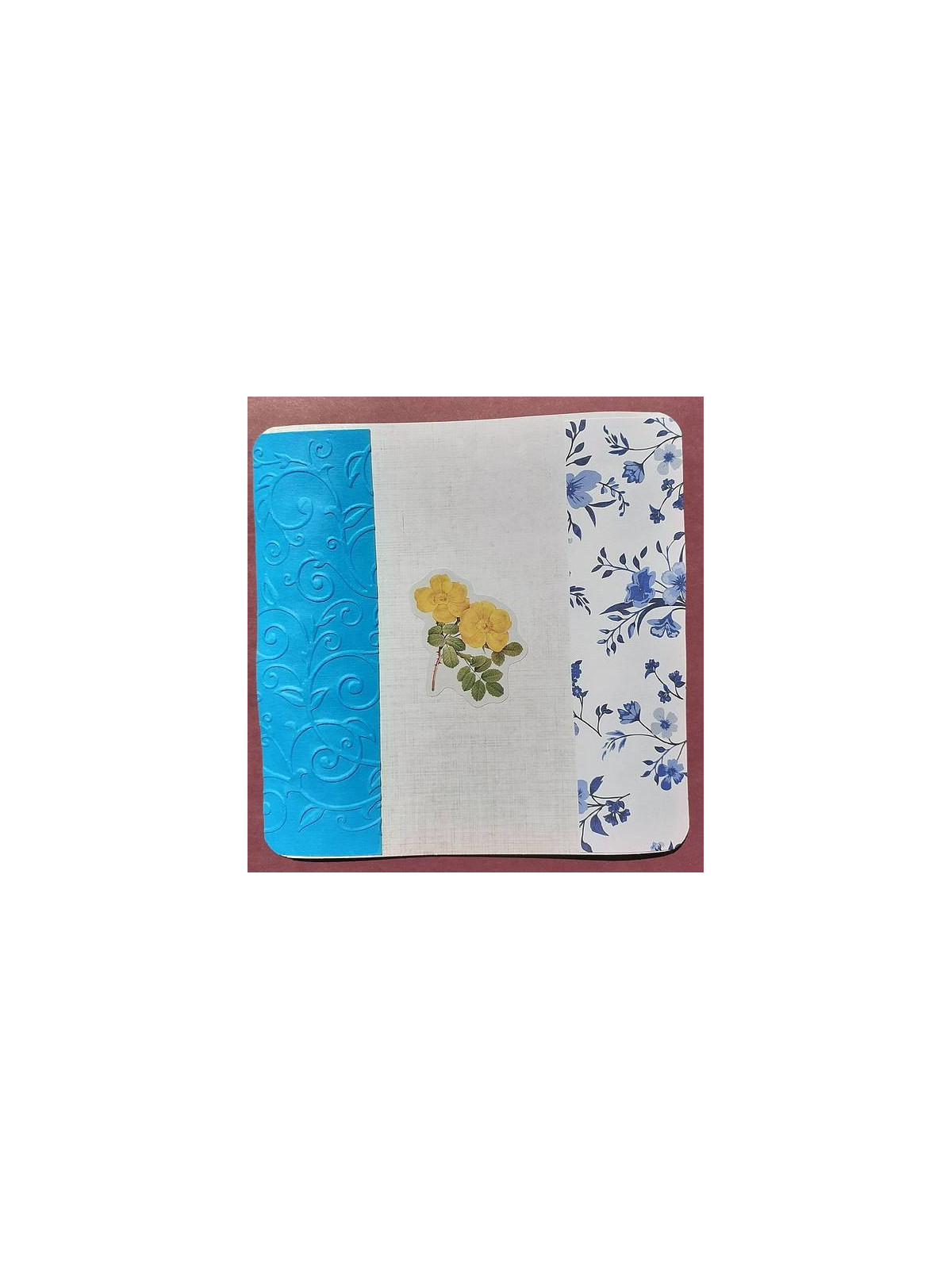 La carte faite main avec fleurs et embossing feuillage est disponible à Ciel rouge
