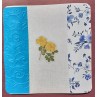 La carte faite main avec fleurs et embossing feuillage est disponible à Ciel rouge