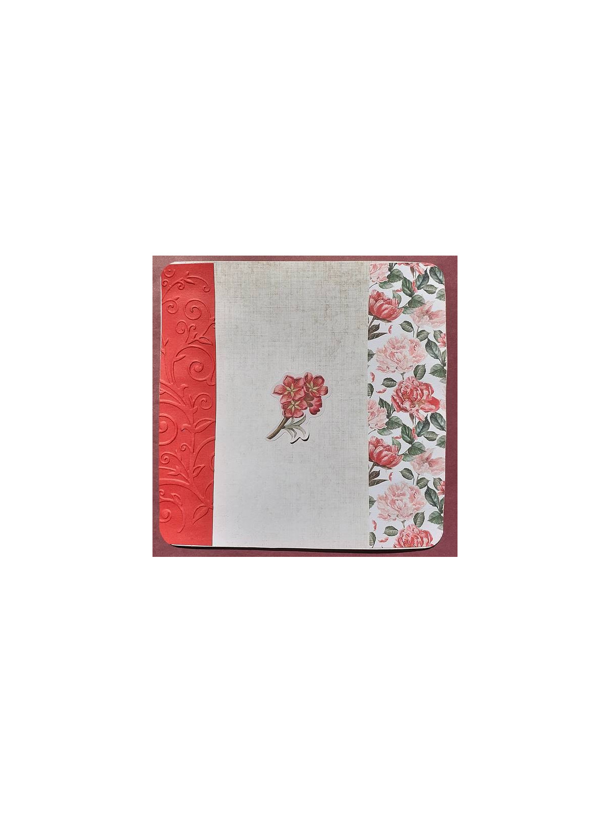 La carte faite main avec fleurs et embossing feuillage est disponible à Ciel rouge