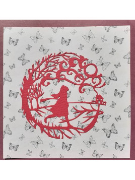 La carte faite main avec une fillette est disponible à Ciel rouge