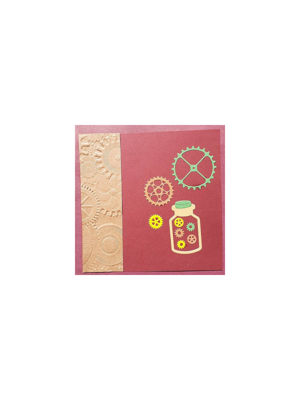 La carte faite main steampunk avec embossing rouages est disponible à Ciel rouge