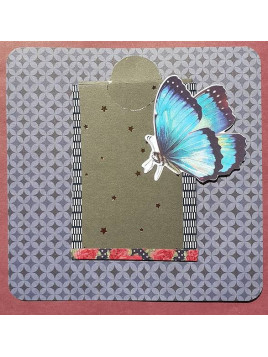 La carte faite main avec une pochette porte-message est disponible à Ciel rouge