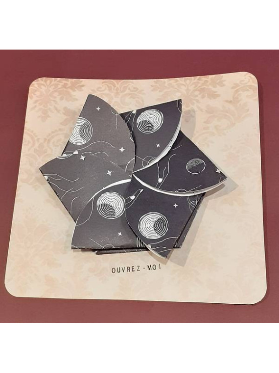 La carte faite main avec une fleur origami s'ouvrant est disponible à Ciel rouge
