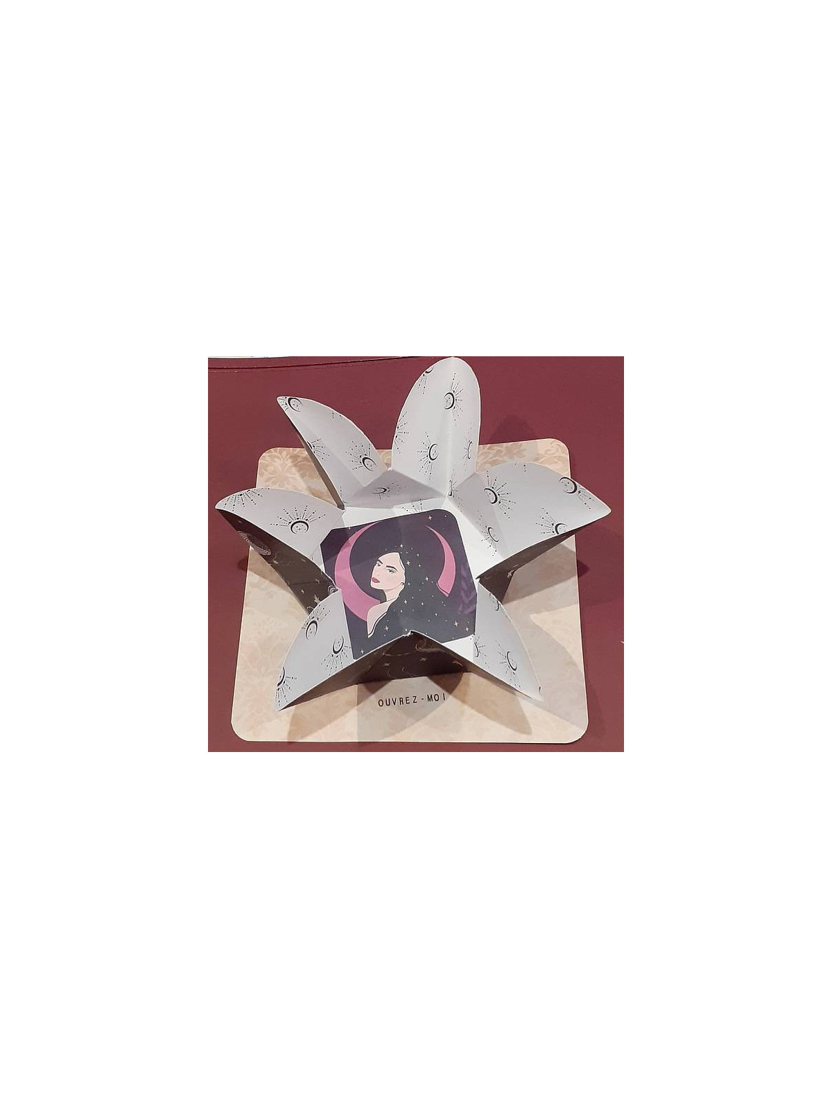 Carte fleur origami s'ouvrant Main et orbe