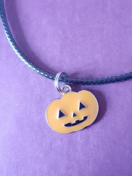 Le collier Halloween citrouille est disponible à Ciel rouge Dijon