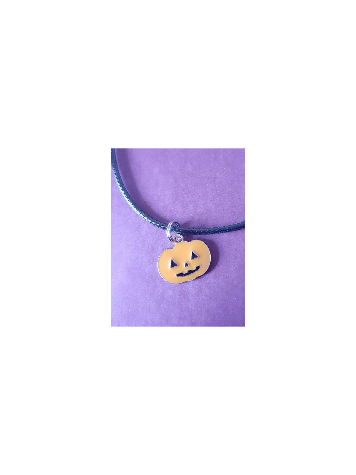 Le collier Halloween citrouille est disponible à Ciel rouge Dijon