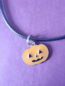 Le collier Halloween citrouille est disponible à Ciel rouge Dijon