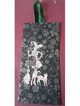 Le marque-page artisanal Halloween en papier noir et découpe sorcière est disponible à Ciel rouge Dijon
