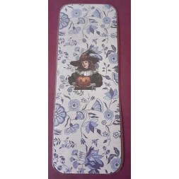 Le marque-page artisanal Halloween femme à la citrouille sur fond fleuri est disponible à Ciel rouge Dijon
