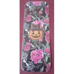 Le marque-page artisanal Halloween chat dans la citrouille sur fond fleuri est disponible à Ciel rouge Dijon