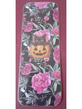 Le marque-page artisanal Halloween chat dans la citrouille sur fond fleuri est disponible à Ciel rouge Dijon