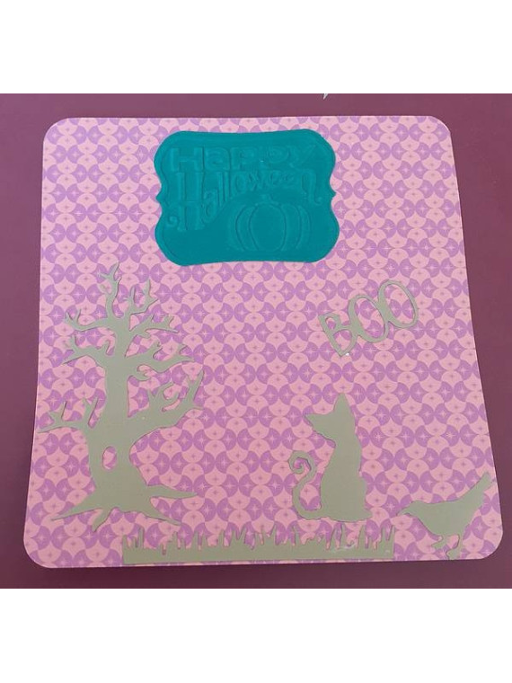 La carte artisanale Halloween sur fond rose et violet est disponible à Ciel rouge Dijon