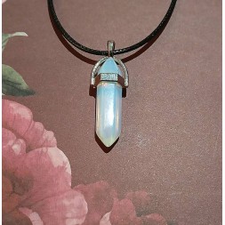 Le collier artisanal avec pierre opalite est disponible à Ciel rouge dijon
