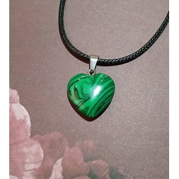 Le collier artisanal en pierre naturelle de malachite est disponible à Ciel rouge Dijon