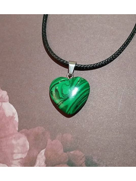 Le collier artisanal en pierre naturelle de malachite est disponible à Ciel rouge Dijon